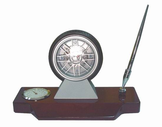 Настольный сувенир с ручкой. термометром и чассами в виде колеса