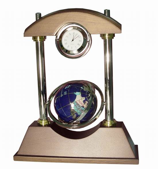 Настольный сувенир с часами и вращающимся синим глобусом