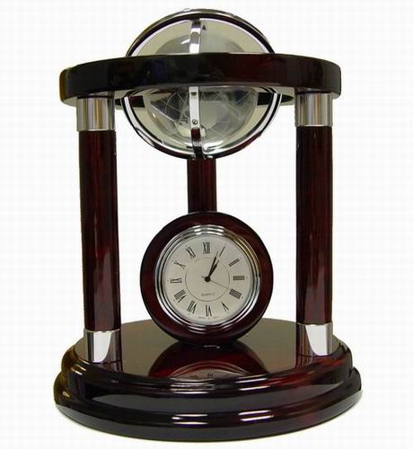 Настольный сувенир с часами и вращающимся стеклянным глобусом