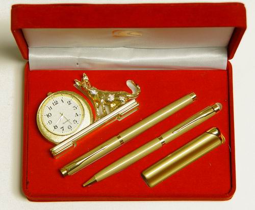 Набор подарочный (2 ручки, зажигалка, настольный сувенир с часам