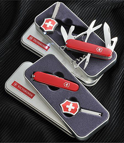 Набор: карманный нож Swisslite 58 мм и микро-фонарик, Victorinox
